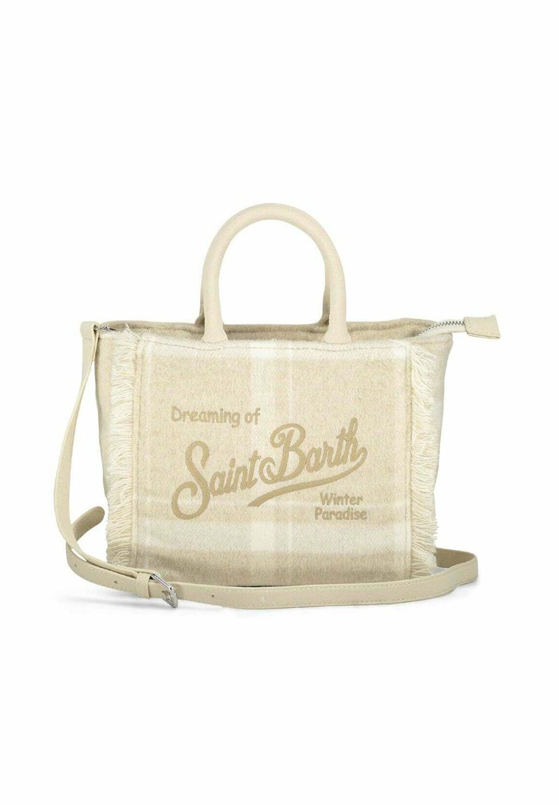 Sac à main beige en tissu doux, avec un motif à carreaux, des bords frangés et un texte imprimé. Comprend des poignées courtes et une bandoulière amovible.