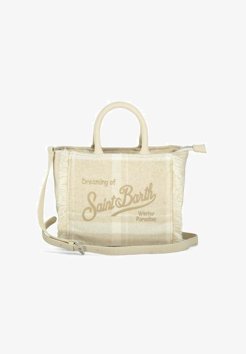 Sac à main beige en tissu doux, avec un motif à carreaux, des bords frangés et un texte imprimé. Comprend des poignées courtes et une bandoulière amovible.