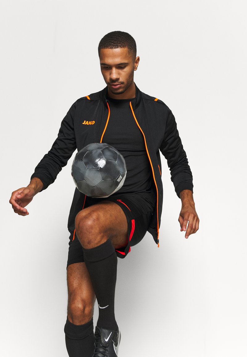 Herren Trainingsanzüge | JAKO CHALLENGE Trainingsjacke schwarz/neonorange/schwarz - XV62757 Herren Trainingsanzüge | JAKO CHALLENGE Trainingsjacke schwarz/neonorange/schwarz - XV62757