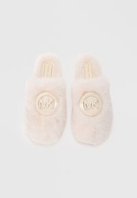 Nepbontenslippers in lichtroze met een ronde gouden MK-logo aan de voorkant, met een zachte, gestructureerde afwerking en open achterkant ontwerp.