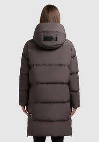 Kapucňová puffa bunda v tmavohnedej farbe, s prešívaným dizajnom, logom na chrbte a bočnými vreckami na zips.