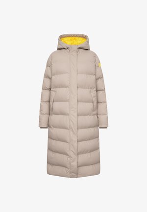 Abrigo puffer largo en beige claro, con diseño con capucha, que presenta un forro interior amarillo, costuras verticales y bolsillos laterales. Textura suave.
