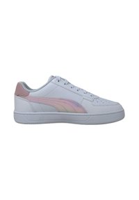 Sneaker bianche in materiale sintetico con una texture liscia, caratterizzate da una striscia iridescente rosa e chiusura con lacci.