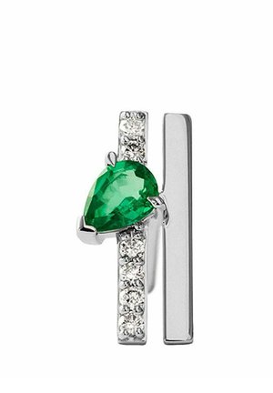 Pendiente de plata con una piedra preciosa verde en forma de pera y pequeñas piedras transparentes redondas colocadas verticalmente junto a una barra de plata lisa.