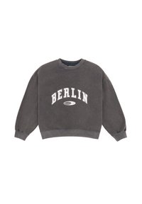 Sudadera corta gris con "BERLÍN" en letras blancas en negrita, cuello redondo y mangas largas, ligeramente abullonadas. Tejido suave y texturizado.