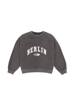 Grauer, gekürzter Sweatshirt mit dem Schriftzug "BERLIN" in fetten weißen Buchstaben, rundem Halsausschnitt und langen, leicht puffigen Ärmeln. Weicher, strukturierter Stoff.