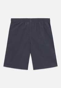 Tumši zili šorti ar elastīgu jostu, līdz ceļiem griezti, ar gludu tekstūru. Nav redzamu rakstu vai akcentu.