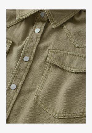 Kortærmet khaki skjorte lavet af bomulds twill, med sølv trykknapper, dobbelt brystlommer og en spidse krave. Struktureret stof.