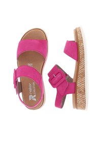 Różowe zamszowe sandały z szerokim paskiem, z zapięciem na klamrę oraz teksturowaną podeszwą przypominająca korek.