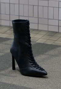 Sélectionné, black distressed