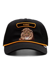 Melna cepure ar tīklu aizmugurē, ar izšūtu lauvas seju priekšpusē un vārdu "KING" virsū, apvilktā oranžā krāsā.