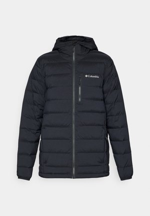 Chaqueta de plumas negra con capucha, con un diseño de acolchado horizontal, cierre con cremallera en la parte delantera y un bolsillo en el pecho. Incluye el logo de Columbia en el lado izquierdo.