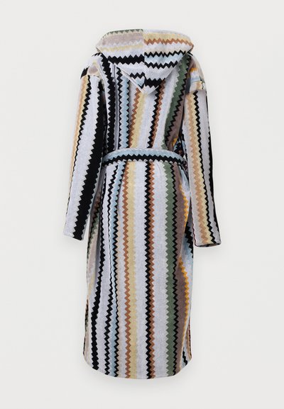 Peignoir long à capuche avec ceinture, présentant des rayures verticales en zigzag noir, beige, vert, jaune et bleu sur un fond clair.