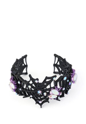 Bracelet noir en forme de toiles d’araignée avec de petites pierres irisées et des ornements violets en forme de scarabées.