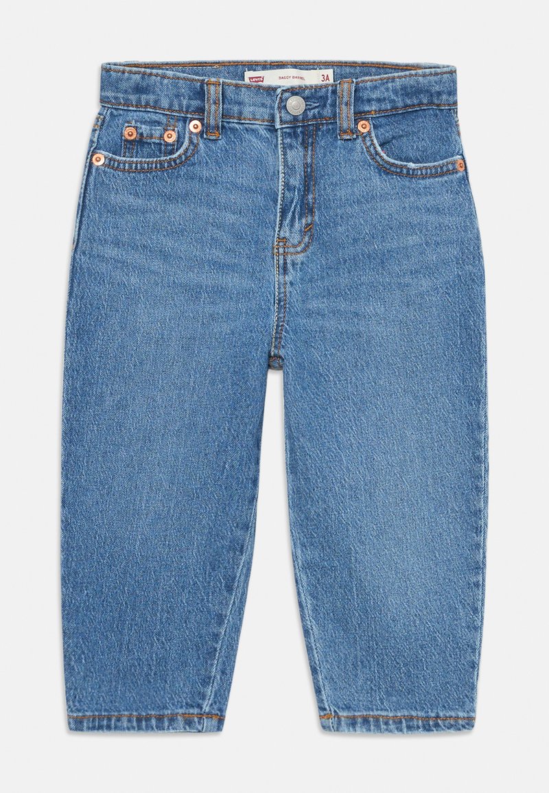 Jeans de denim azul claro com um design largo em forma de barril. Apresentam costura laranja, fecho de botão e bolsos frontais. Estilo clássico de cinco bolsos.