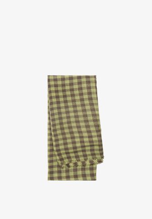 Zielono-brązowy szalik w kratę o miękkiej fakturze i postrzępionych krawędziach, wykonany z lekkiego materiału, o wymiarach około 70 cm na 180 cm.