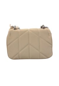 Borsa a tracolla in pelle trapuntata beige con una texture liscia. Presenta manici in catena argentata e una forma rettangolare. Dettagli di cucitura geometrica.