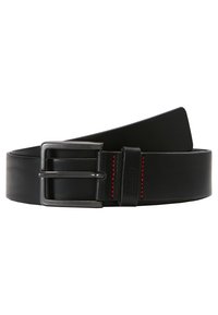 Curea din piele neagră cu cataramă argintie mată. Prezintă cusături roșii de-a lungul marginii și o textură netedă. Lungime ajustabilă.