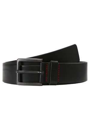 Ceinture en cuir noir avec une boucle en argent mat. Elle présente des surpiqûres rouges le long du bord et une texture lisse. Longueur réglable.