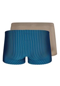 Boxers in Blau mit vertikalen weißen Streifen und beigem Stoff, der eine glatte Textur und ein angepasstes Design aufweist.