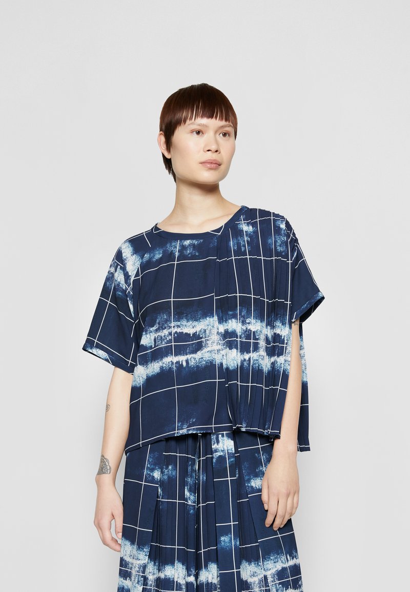 Damen Bekleidung | Henrik Vibskov SMOOTH PLISSÉ BLOUSE T-Shirt print dark blue/dunkelblau - WA09896 Damen Bekleidung | Henrik Vibskov SMOOTH PLISSÉ BLOUSE T-Shirt print dark blue/dunkelblau - WA09896