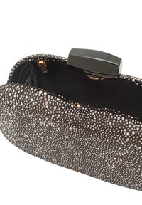 Borsa a mano nera e rosa a pois con una chiusura nera lucida; l'interno è in morbido tessuto nero con una sottile trama di rivestimento.