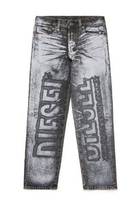 Calças de ganga preto e cinza com um acabamento desgastado, apresentando grande texto impresso "DIESEL" e "DILL" nas pernas, contrastando com áreas desbotadas.