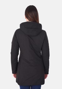 Giacca nera con cappuccio, dalla texture liscia, taglio di lunghezza media e silhouette aderente, caratterizzata da un cappuccio standard e senza chiusure visibili.