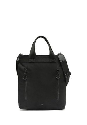 Sort, rektangulær skuldertaske med to øverste håndtag, justerbar rem og to lodrette lynlåslommer foran.