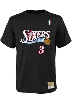Czarna koszulka z logo NBA Philadelphia 76ers, grafiką koszykówki, numerem 3 oraz naszywką Hardwood Classics w prawym dolnym rogu.