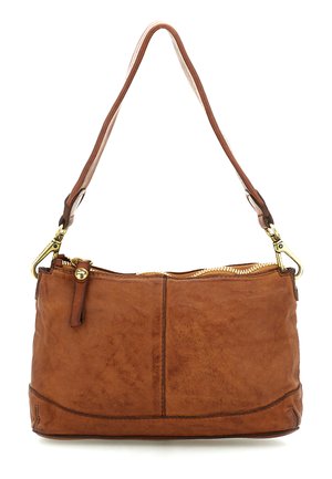 Borsa a tracolla in pelle marrone con cerniera dorata, tracolla singola fissata da fibbie dorate e dettagli di cuciture visibili sulla parte anteriore.