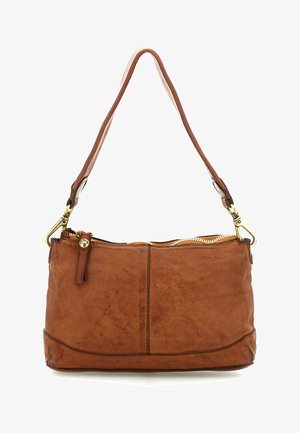 Borsa a tracolla in pelle marrone con cerniera dorata, tracolla singola fissata da fibbie dorate e dettagli di cuciture visibili sulla parte anteriore.