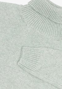 Hellgrauer gestrickter Pullover mit hochgeripptem Kragen und gerippten Bündchen, aus einem weichen, strukturierten Stoff mit subtilen Melange-Muster.