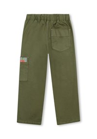 Olijfgroene cargobroek met een elastische tailleband, zijzak en een patch met meerkleurige tekst op het linkerbeen. Glad van textuur.