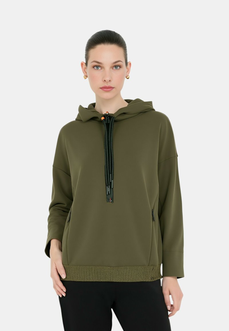 Felpa verde oliva con cappuccio regolabile, tasche con zip e orlo a maglia. Realizzata in un tessuto liscio e texturizzato; presenta lacci e dettagli neri.