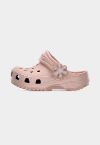 Ροζ ανοιχτό παπούτσι τύπου clog με τρύπες αερισμού, υφασμένο πέλμα και ρυθμιζόμενο πίσω λουρί με λουλουδένιο σχέδιο σε λευκό φόντο.