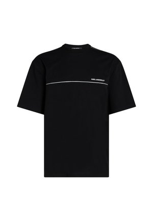 T-shirt noir en coton avec un col rond, des manches courtes, et une ligne horizontale argentée ainsi qu'un logo sur la poitrine.