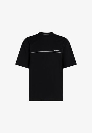 Čierne tričko vyrobené z bavlny, s okrúhlym výstrihom, krátkymi rukávmi a striebornou vodorovnou čiarou a logom na hrudi.