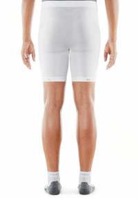 Pantaloni sportivi bianchi realizzati in un materiale elastico, caratterizzati da una vestibilità aderente e dalle lettere "L" e "R" sull'orlo inferiore. Calzini grigi alla caviglia visibili.