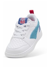 Sneaker bianco con punta perforata, pannello laterale blu testurizzato, linguetta blu con accenti rossi e lacci bianchi. Suola in gomma per trazione.