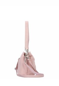 Borsa a tracolla in pelle rosa con texture intrecciata, tracolla regolabile e accessori in metallo argentato. Presenta una chiusura a coulisse e una finitura morbida.