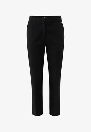 Pantalones negros a medida de corte recto con cinturilla y pliegue frontal sutil, mostrados sobre un fondo blanco.