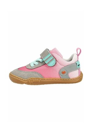 Scarpa da ginnastica rosa per bambini piccoli con dettagli grigi e verde menta, cinturino in velcro e suola in gomma marrone con grip testurizzato.