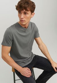 Jack & Jones JJENOA TEE CREW NECK - Basic póló - sedona sage