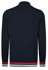 Navyblauer Strickpullover mit strukturiertem Muster, ausgestattet mit einem Stehkragen und gestreiften Akzenten in Rot, Weiß und Marineblau am Saum und an den Bündchen.