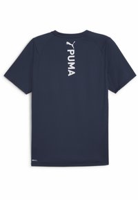 Námorně modré sportovní tričko vyrobené z prodyšného materiálu, s texturovaným povrchem. Bílé logo "PUMA" vertikálně umístěné na zadní straně.