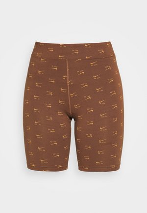 Hnedé cyklistické šortky vyrobené z elastického materiálu majú opakujúcu sa žltú potlač loga Nike, vysoký pás a jemné švy.