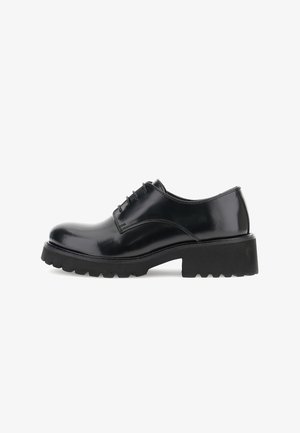 Chaussure noire en cuir verni à lacets avec semelle en caoutchouc épaisse et talon bloc, présentée de côté sur un fond blanc.