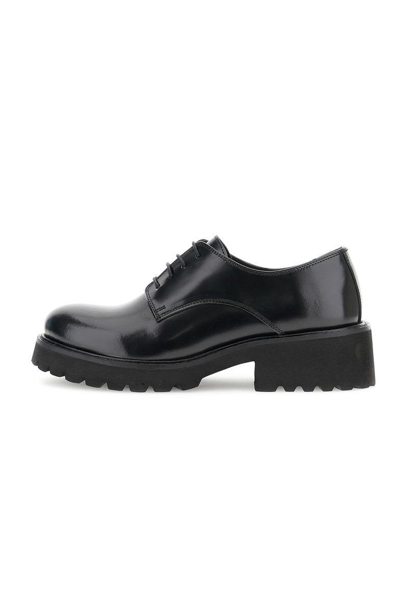 Scarpa lace-up in pelle lucida nera con suola in gomma spessa e tacco a blocco, mostrata di lato su sfondo bianco.