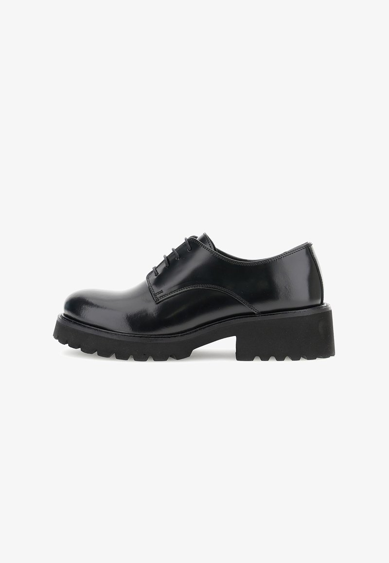 Scarpa lace-up in pelle lucida nera con suola in gomma spessa e tacco a blocco, mostrata di lato su sfondo bianco.
